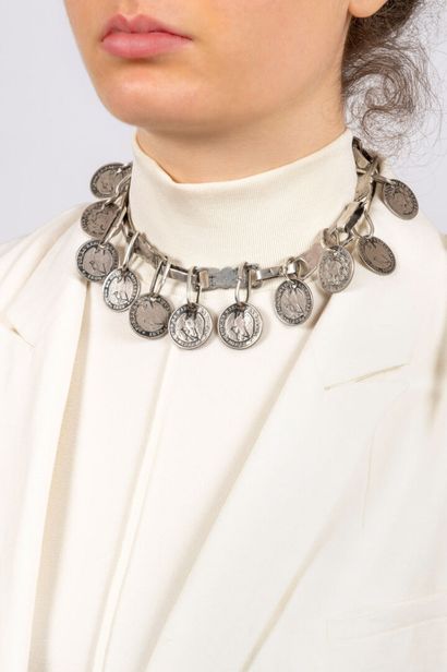 Ensemble de deux colliers en argent :
- Collier...