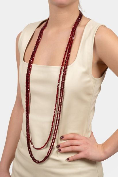 Ensemble de colliers en grenats :
- Trois...