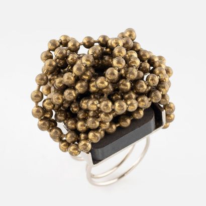 Bague aimant, laiton et métal argenté, 
L'anneau...
