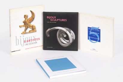 Lot comprenant 4 livres dont : 
- Bijoux...