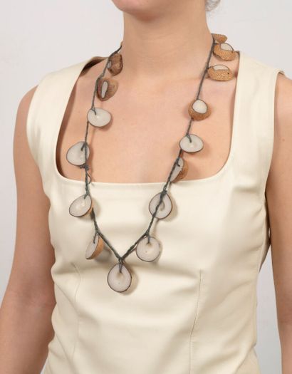 Ensemble de deux colliers, un chapelet et...