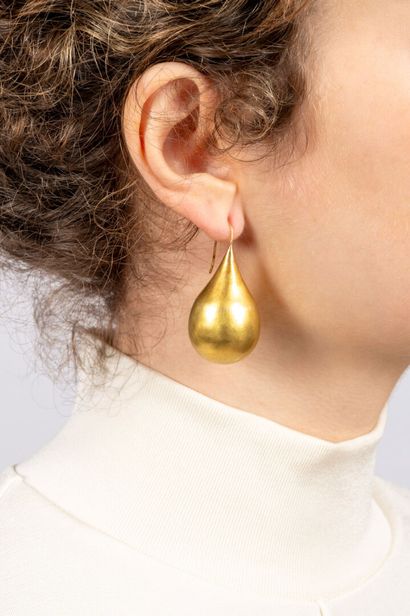 Lara KOULAJIAN (née en 1964)
Paire de pendants...
