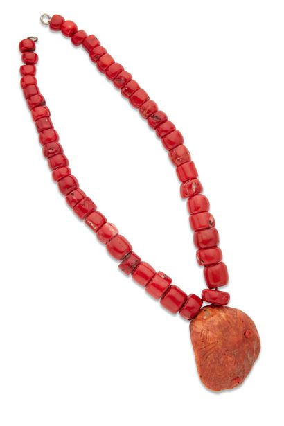 Deux colliers corail et jadeite
l'un en corail...