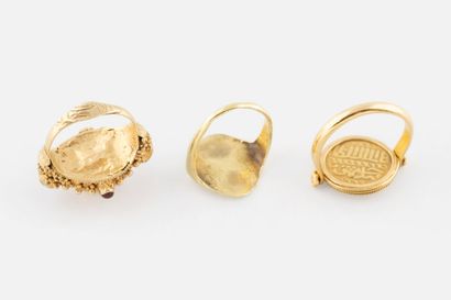 Lot de trois bagues en or 18K (750) : 
-...