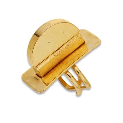 Bague moderniste en métal doré, 
Orné d'un...