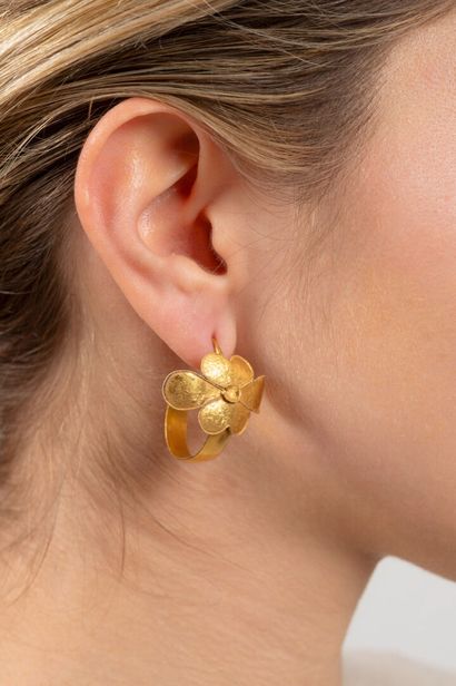 Paire de boucles d'oreilles en or, probablement...
