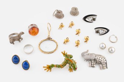 Ensemble de bijoux fantaisie divers comprenant...