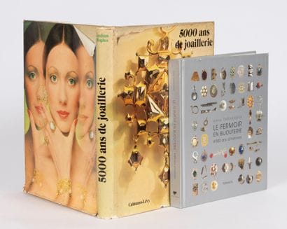 Lot comprenant 2 livres dont : 
- Le fermoir...