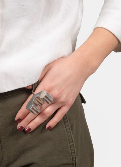 TRAVAIL CONTEMPORAIN
Bague en argent,
De...