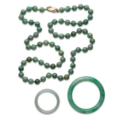 Beau lot composé d'un collier et deux bracelets...