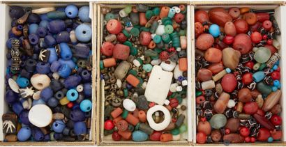 Important lot de perles en verre, en bois,...