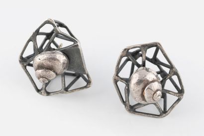 Paire de boucles d'oreilles en argent 
Formant...