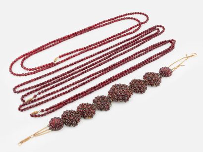 Ensemble de colliers en grenats :
- Trois...