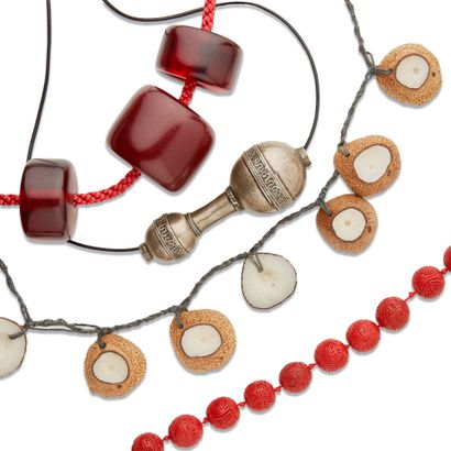 Ensemble de deux colliers, un chapelet et...