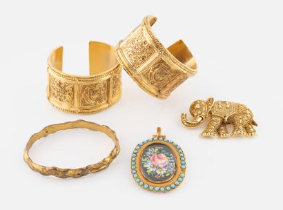 Ensemble de bijoux fantaisies en métal doré...