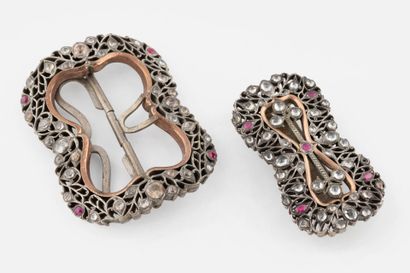 Deux boucles de ceintures en argent, or et...
