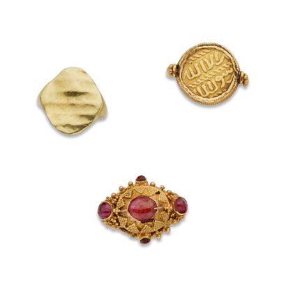 Lot de trois bagues en or 18K (750) : 
-...