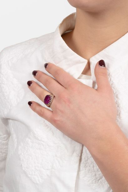 Bague en argent et saphir 
Orné d'un saphir...