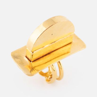 Bague moderniste en métal doré, 
Orné d'un...