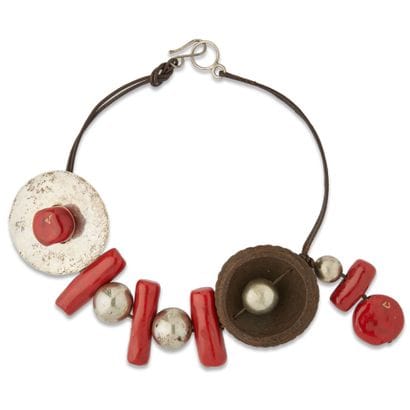 Collier en argent, céramique émaillé et noix...