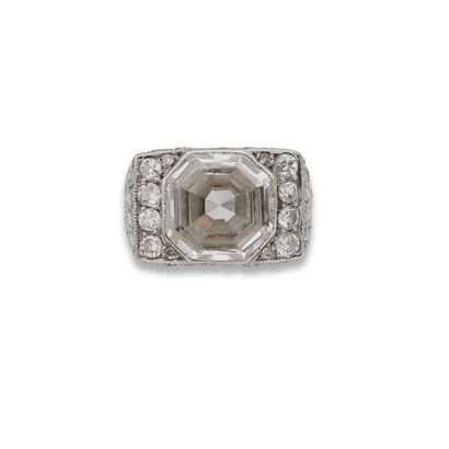 Bague Art Déco diamants
De forme chevalière,...