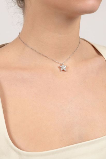 CHANEL
Pendentif or et diamants, par Chanel
Le...
