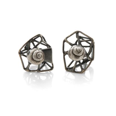 Paire de boucles d'oreilles en argent 
Formant...