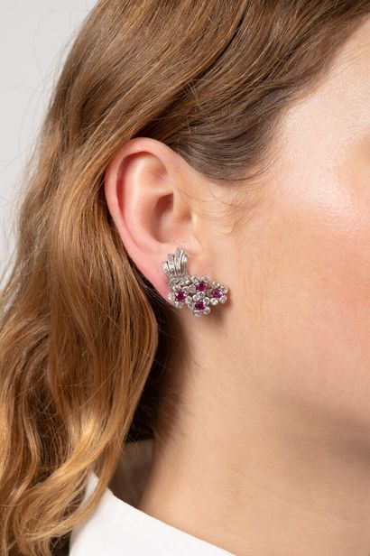 Paire de clips d'oreilles rubis et diamants...
