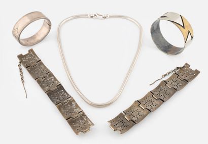 Ensemble de bijoux en argent comprenant:
-...