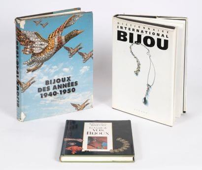 Lot comprenant 3 livres dont : 
- Le guide...