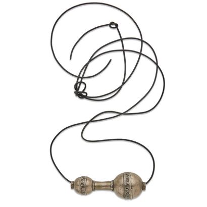 Ensemble de deux colliers, un chapelet et...