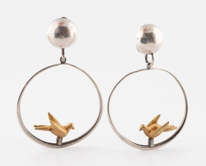 Line VAUTRIN (1913-1997)
Paire de pendants...