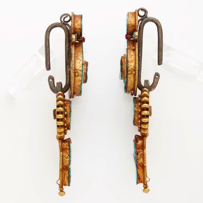 Paire de boucles en turquoise et métal doré,...