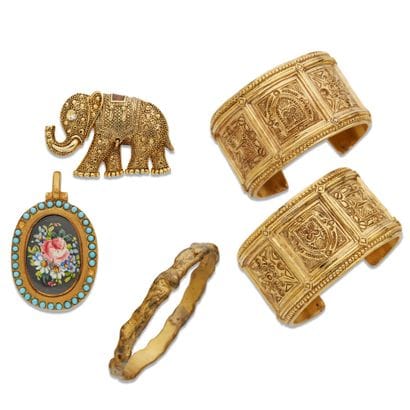 Ensemble de bijoux fantaisies en métal doré...
