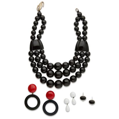Ensemble de bijoux fantaisie comprenant :...
