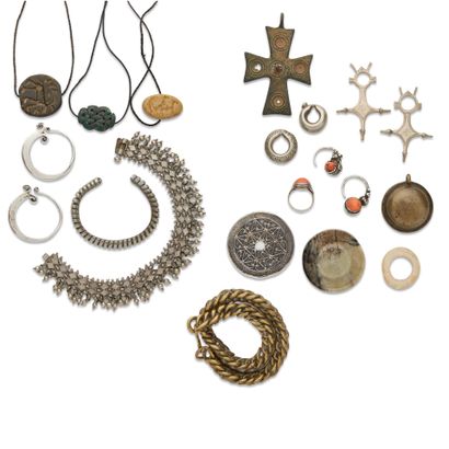 Ensemble de 16 bijoux ethniques variés comprenant...