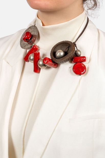 Collier en argent, céramique émaillé et noix...