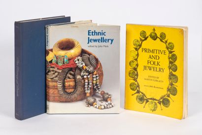 Lot comprenant 3 livres dont : 
- The History...