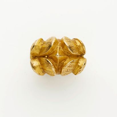 Bague en métal à décor végétal, Akan, Ghana,
Hauteur...