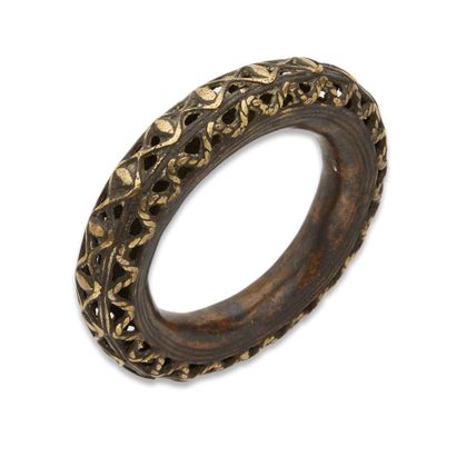 Lot de six bracelets en métal dont un Liberia...