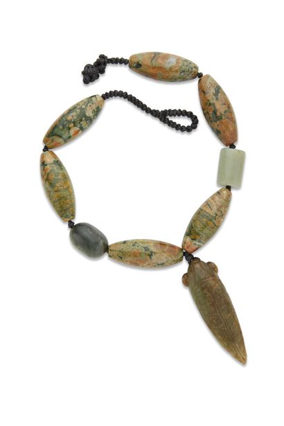 Deux colliers corail et jadeite
l'un en corail...