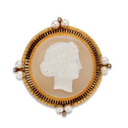 Broche camée, perles, émail et or, XIXe siècle
De...