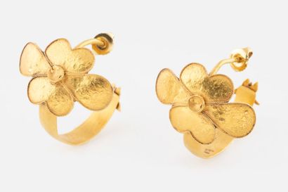 Paire de boucles d'oreilles en or, probablement...