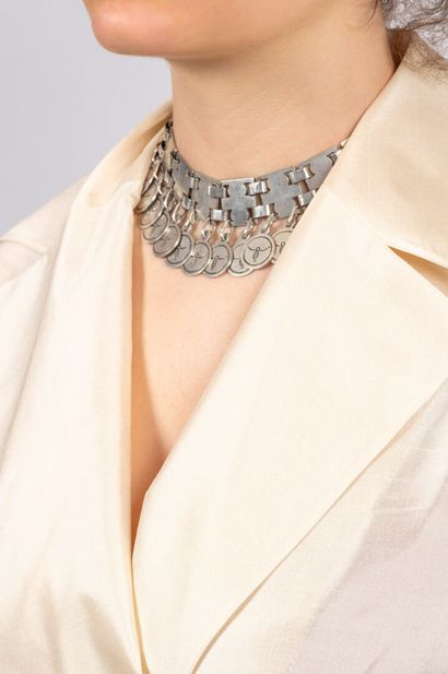 Ensemble de deux colliers en argent :
- Collier...