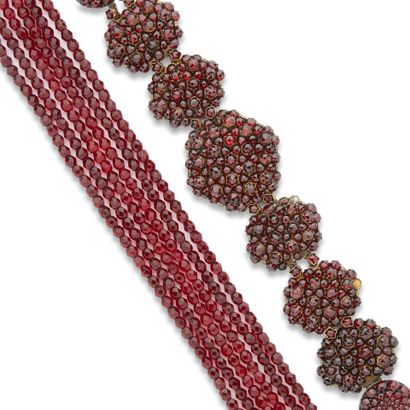 Ensemble de colliers en grenats :
- Trois...