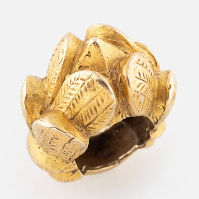 Bague en métal à décor végétal, Akan, Ghana,
Hauteur...