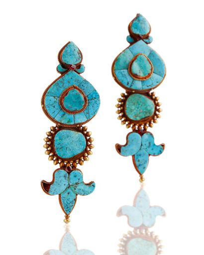 Paire de boucles en turquoise et métal doré,...