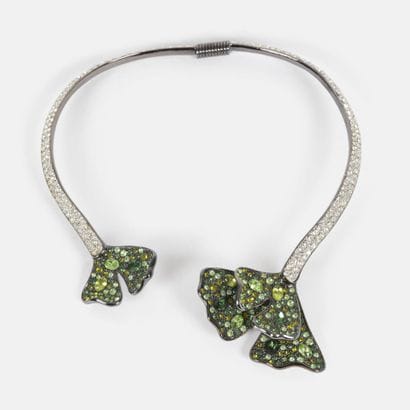 KENNETH JAY LANE
Art Nouveau-style choker...