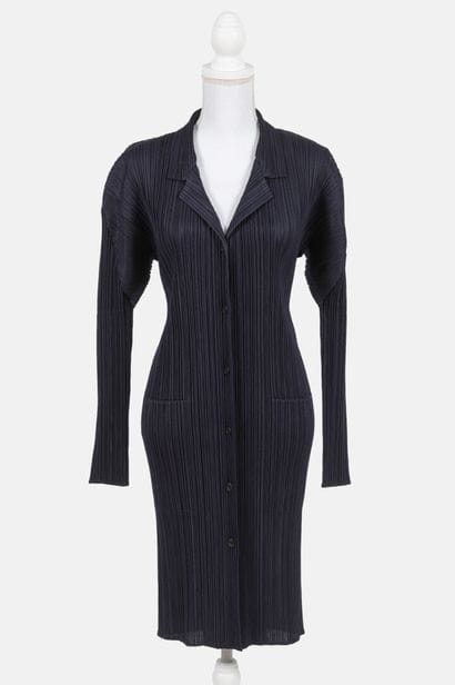 PLEATS PLEASE ISSEY MIYAKE
Navy blue pleated...