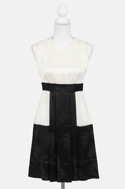 ALEXANDER MCQUEEN
Black and white silk dress...